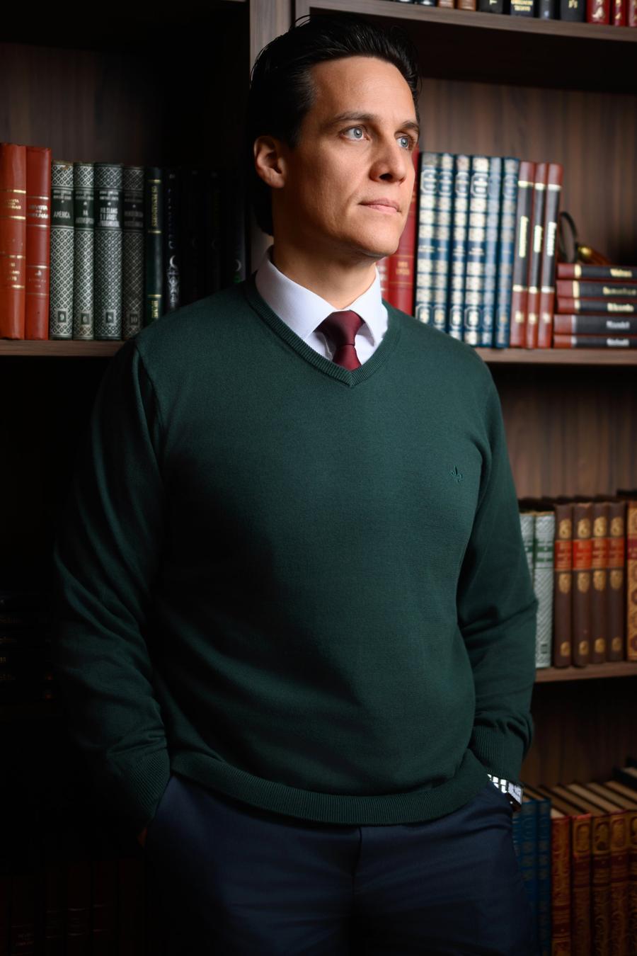 Dr. Tomás Vicente Lima em seu escritório